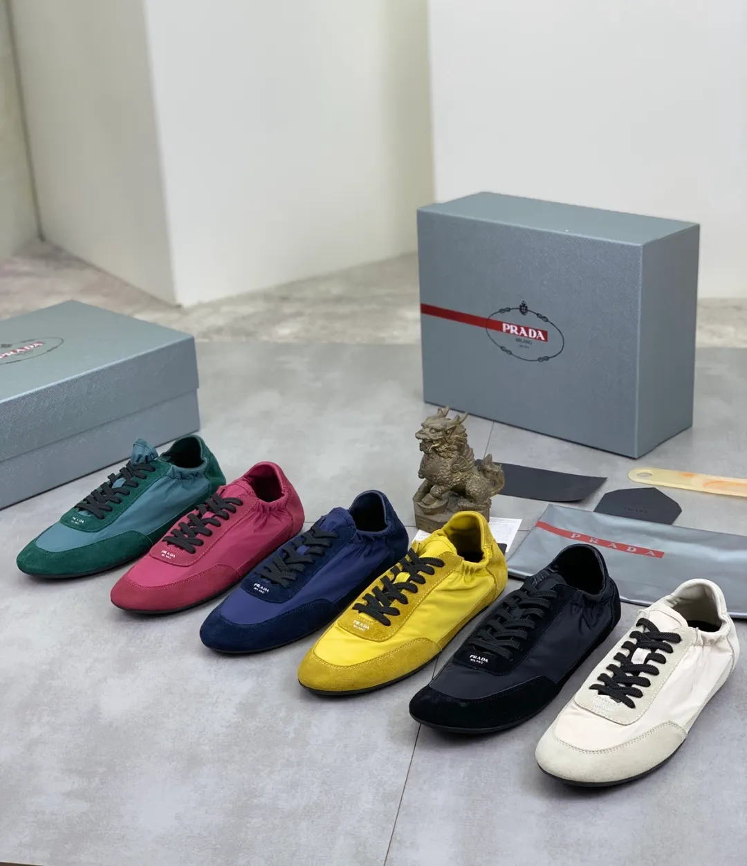 Men's shoes 💰P500💰【New style】hot style is on the official website, 🆘 Trendy brand (Prada) mainly promotes hot style, avant-garde and versatile fashion men's shoes private version mold opening, cowhide surface splicing 1:1 replica... fashionable and simple, original imported cowhide lining cowhide feet; the atmosphere and personality are more fashionable, eye-catching and pursuing class. It will subvert the old idea and be a must-have for fashion trendsetters with you! Must keep it for yourself! Tall and comfortable, large and low, high-end quality workmanship. Size: 38-44; 6️⃣colors available.